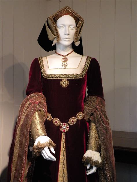 tudor queen clothing.